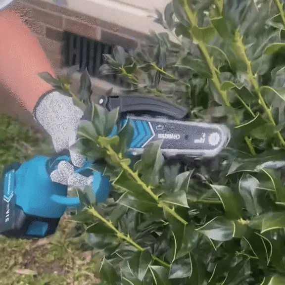 La V30 PRO au travail dans une haie dense