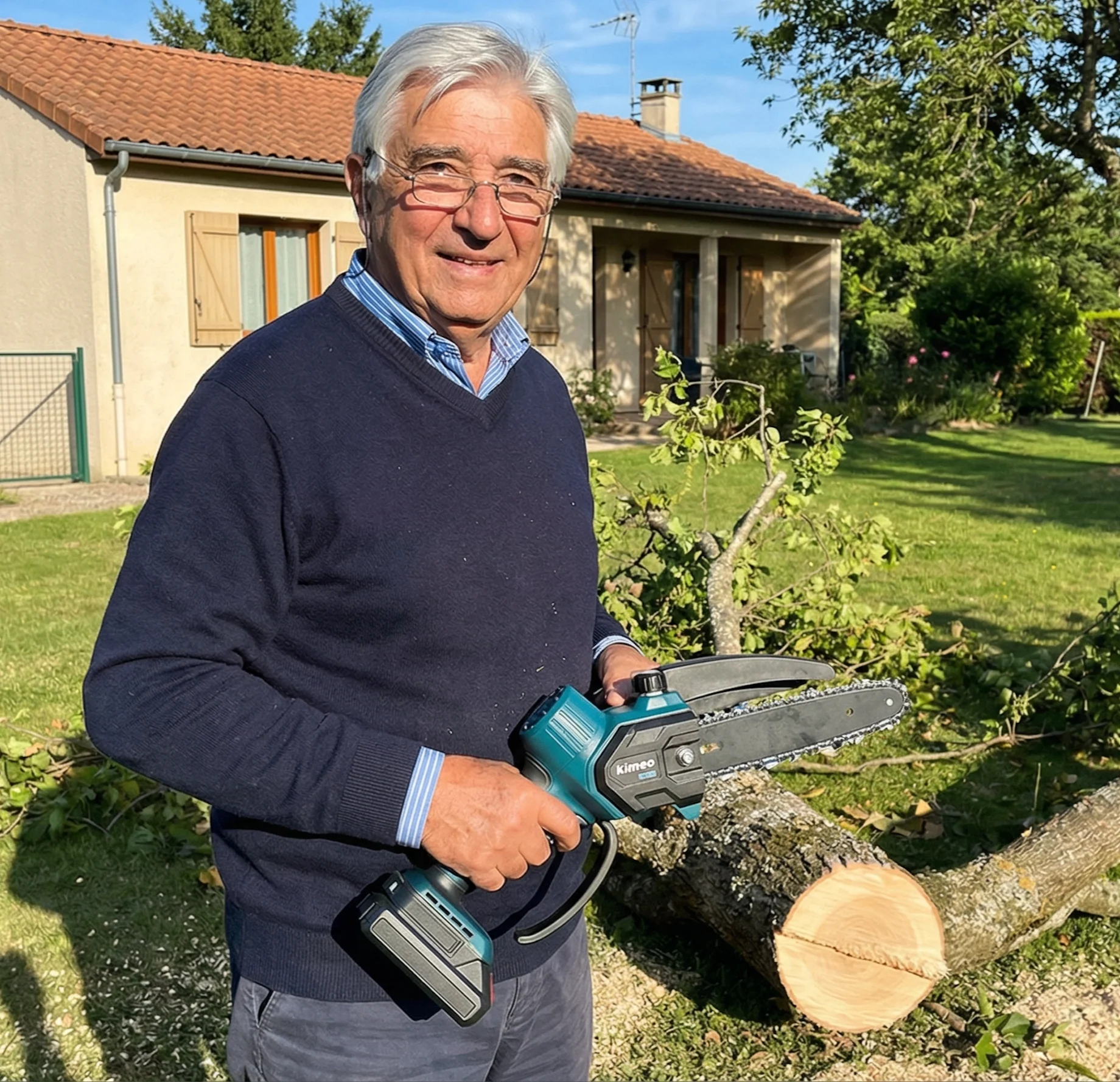 Jacques R. avec sa V30 PRO et le tronc qu'il vient de couper